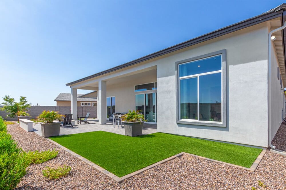 Backyard of a newly built Scott Communities home in Arizona to represent top tips for landscaping & decorating a new house in Arizona